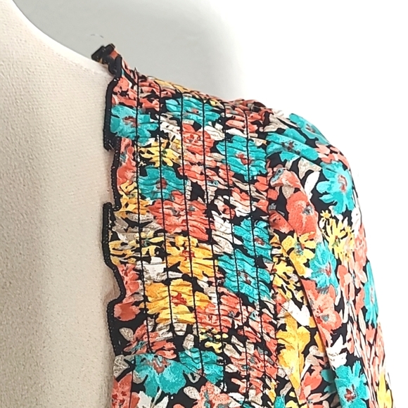 Pleione Colorful Flowers Top, Short Sleeves, V-neck in the Back, Size Medium - Picture 4 of 10